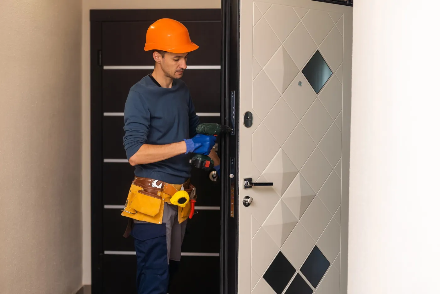 Serrurier installant une porte d'entrée de maison à Bry-sur-Marne (94360), Val-de-Marne